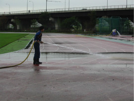 浸水したあとの復旧作業。競技場の洗浄