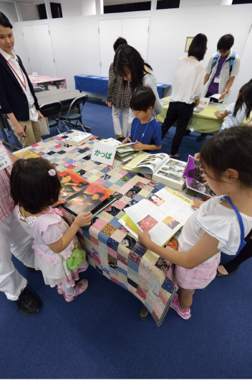 水に関する児童書・絵本の展示コーナーに集まる子どもたち