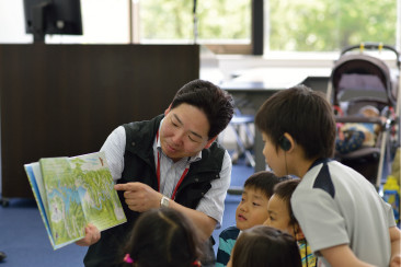 これは何？ 川原さんは常に子どもたちに語りかけてコミュニケーションを取ります