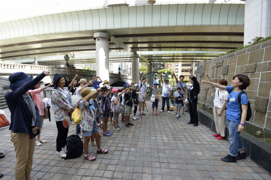千葉大学4年生の松本京子さん（右端）の掛け声でスタートしたわくわく・すいすい「水辺探険」