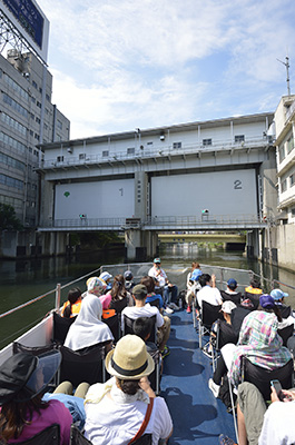 日本橋川から右折して亀島川へ。日本橋水門には信号がある