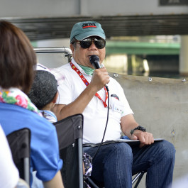 船上で説明するクルージングガイドの稲川健二さん