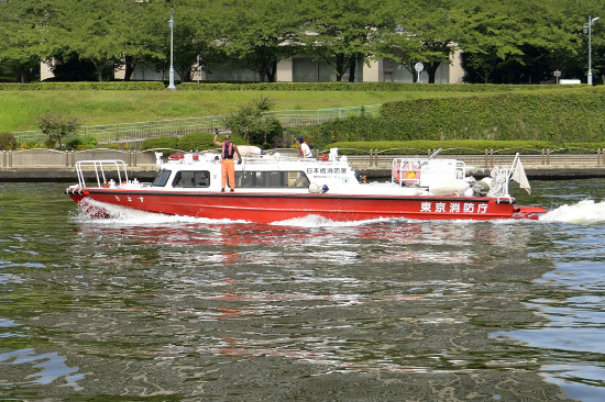 すれ違いざまに手を振ってくれた東京消防庁の消防艇