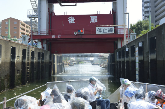 水位調整が終わったのでビニール袋をかぶり扇橋 閘門の「後扉」を抜ける