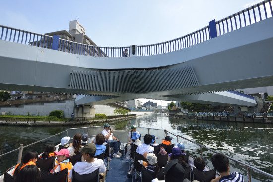 歩行者と自転車の専用橋「小名木川クローバー橋