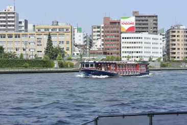 隅田川では大小さまざまな船とすれ違った