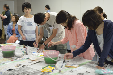 お父さんやお母さんも真剣な表情