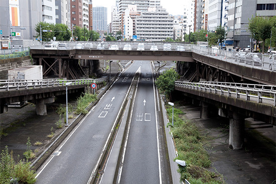 上から眺めた首都高速道路の出口。ここはかつて築地川だった