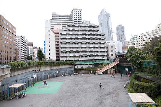 築地川南支川の川床を整備した築地川公園の多目的広場。