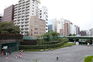 築地川公園を別の方向から見ると、直角に近い角度で曲がっていた運河の痕跡がわかる