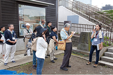 隅田川左岸の佃島渡船場跡にて