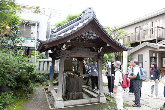 住吉神社境内の水盤舎。