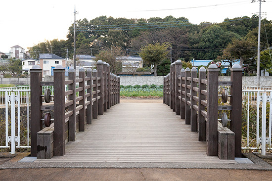 ８つの鳴り車のついた「赤関おとなり橋」