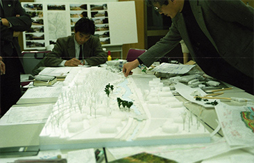 「関ヶ原の水辺」の整備の際、行政と幅広い分野の専門家が集まって実施した「デザインワークショップ」