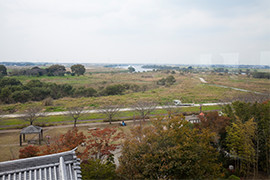 天守閣部分の4階展望室と、そこから見た利根川と江戸川の分岐点