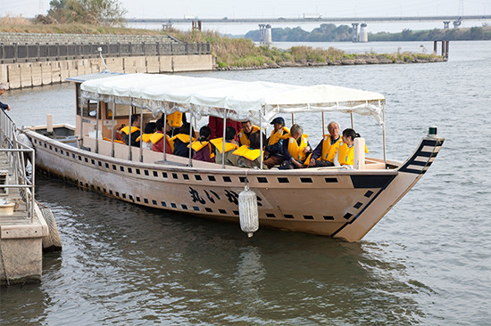 観光船として現代風に復元された「高瀬舟さかい丸」で境河岸跡の船着場から出航