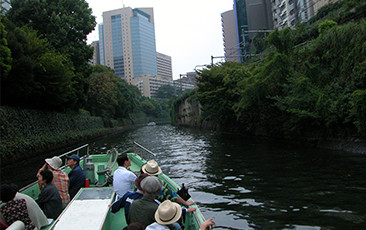 水都東京を創る会の舟運ツアーの様子