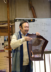 型紙を手に説明する富田染工芸代表の富田篤さん