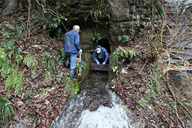 掃除が終わり、水を流しはじめた二五穴