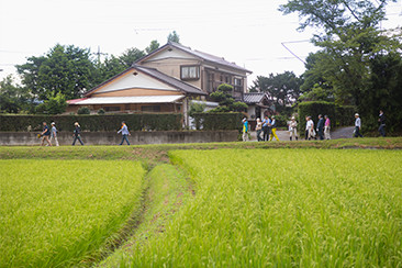 平山用水の最後の出口から用水路をたどる参加者たち