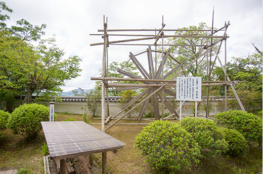 久留里城址資料館の中庭には上総掘りの足場が展示されている