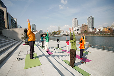 大阪・大川沿いの「八軒屋浜」と「中ノ島公園」で一年通して開催中の「リバーサイドヨガ」。