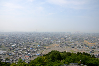 八堂山（標高196m）の中腹にある西条市考古歴史館から西条平野を望む