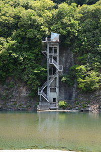 メロディ橋の上流にある大町福武用水の取水口「落切堰（おちきりぜき）」