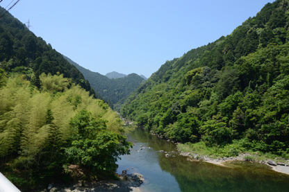 東宮にある加茂川の本流と谷川の合流