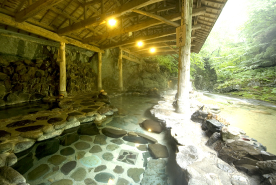 鷹泉閣岩松旅舘自慢の天然岩風呂は、目の前の広瀬川を眺めながらゆったりとくつろぐことができる