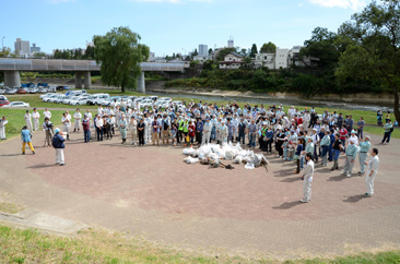 澱橋会場には260人が参加。清掃のあとは仙台名物・芋煮が振る舞われた