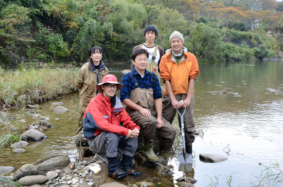 広瀬川サケ・プロジェクトを担当する菅原正徳さん、宮城教育大学の棟方有宗准教授と研究室の方々