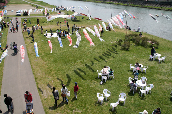 宮沢緑地公園で毎年ゴールデンウイークに開かれる「広瀬川で遊ぼう」
