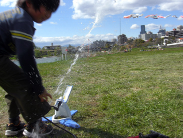 「ペットボトル・ロケット」を発射する子ども