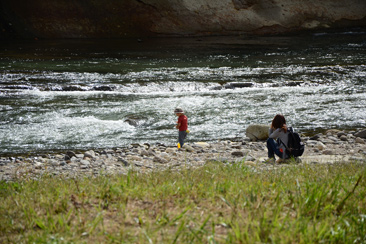 広瀬川の水辺で遊ぶ子どもと見守る母親