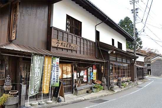 明治時代初期に建てられた古民家を改修した「雪だるまカフェ」の外観