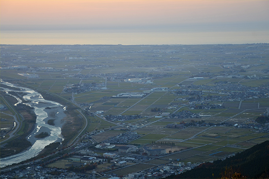 周囲よりわずかに高い「微高地」に居を構えたため、集落が点在する手取川の扇状地