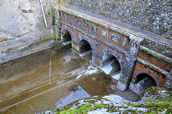 1903年完成当時の姿を今に伝える給水口（隧道出口）