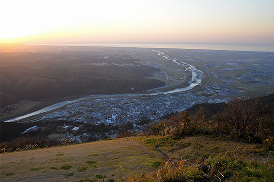 夕暮れに獅子吼（ししく）高原展望台から見た手取川の下流域