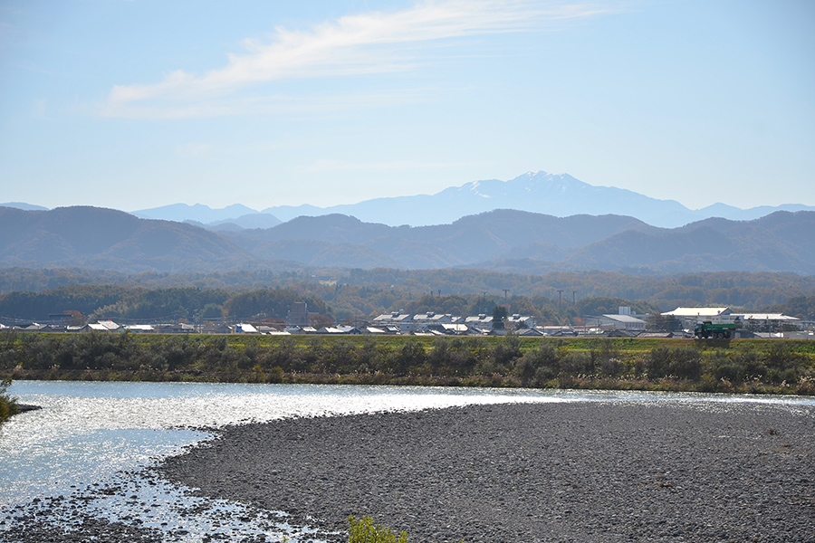 右奥に見える高い山が「白山」（はくさん）、手前を流れるのが手取川（てどりがわ）。御前峰（ごぜんがみね／2702ｍ）、大汝峰（おおなんじみね／2684ｍ）、別山（べつざん/2399m）の三峰周辺を総称して白山と呼ぶ