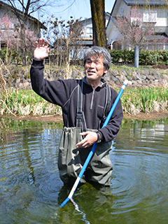 　湧水地を蘇らせた経緯を話す「中野清水を守る会」の島田健一さん