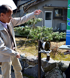 杉本さんが毎朝地下水位を図る「手計り計測器」