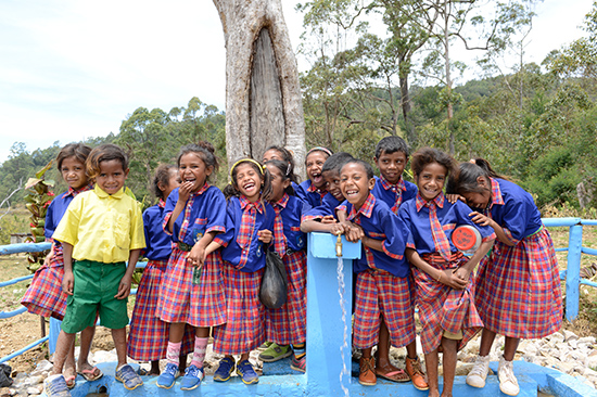 大野市の支援で完成した水道を囲む東ティモールの子どもたち