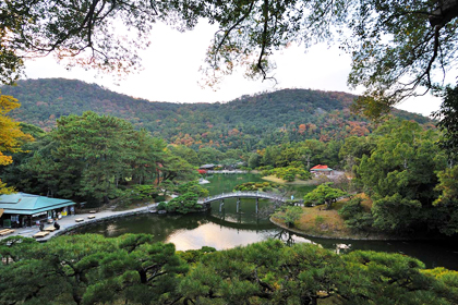 栗林講演内の池泉の中で最も力が注がれた場所である回遊式庭園、南湖（なんこ）。