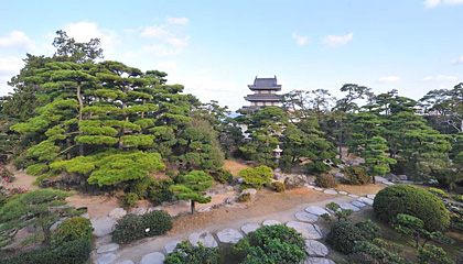 披雲閣の内苑御庭越しに見る月見櫓