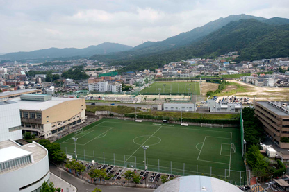 日本初のFIFA2スター認定グラウンドになった福岡大学の人工芝のサッカー場