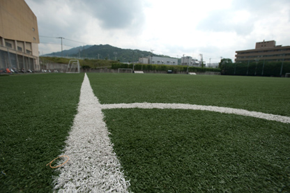 路盤材土を使った、福岡大学の人工芝のサッカー場