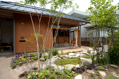 雨水ハウスとしての機能だけでなく、自然素材を活用した居心地の良い空間にデザインされている渡邉家