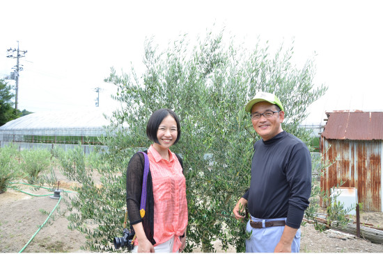 岬工房の土居秀浩さんとオリーブの木について話し込む黒島さん。土居さんはスペイン、イタリア、モロッコなどを精力的に訪れている