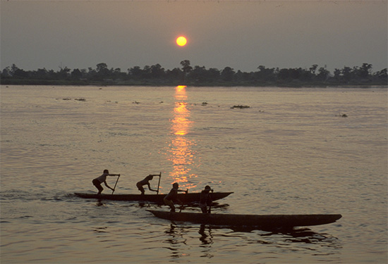 （写真3）コンゴ川を臨む。向こう岸のように見えるのは中州